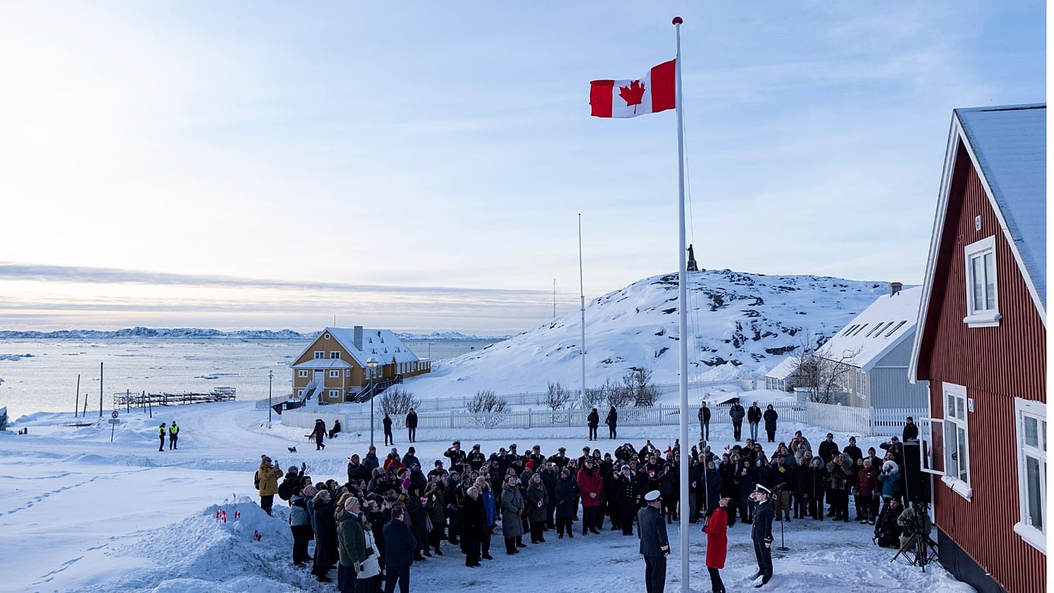 Il Ministro degli Affari Esteri Anita Anand, in primo piano al centro, aiuta ad alzare la bandiera canadese nel nuovo consolato di Nuuk, in Groenlandia, il 6 febbraio 2026.