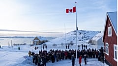 Außenministerin Anita Anand, im Vordergrund Mitte, hilft beim Hissen der kanadischen Flagge im neuen kanadischen Konsulat in Nuuk, Grönland, am 6. Februar 2026.