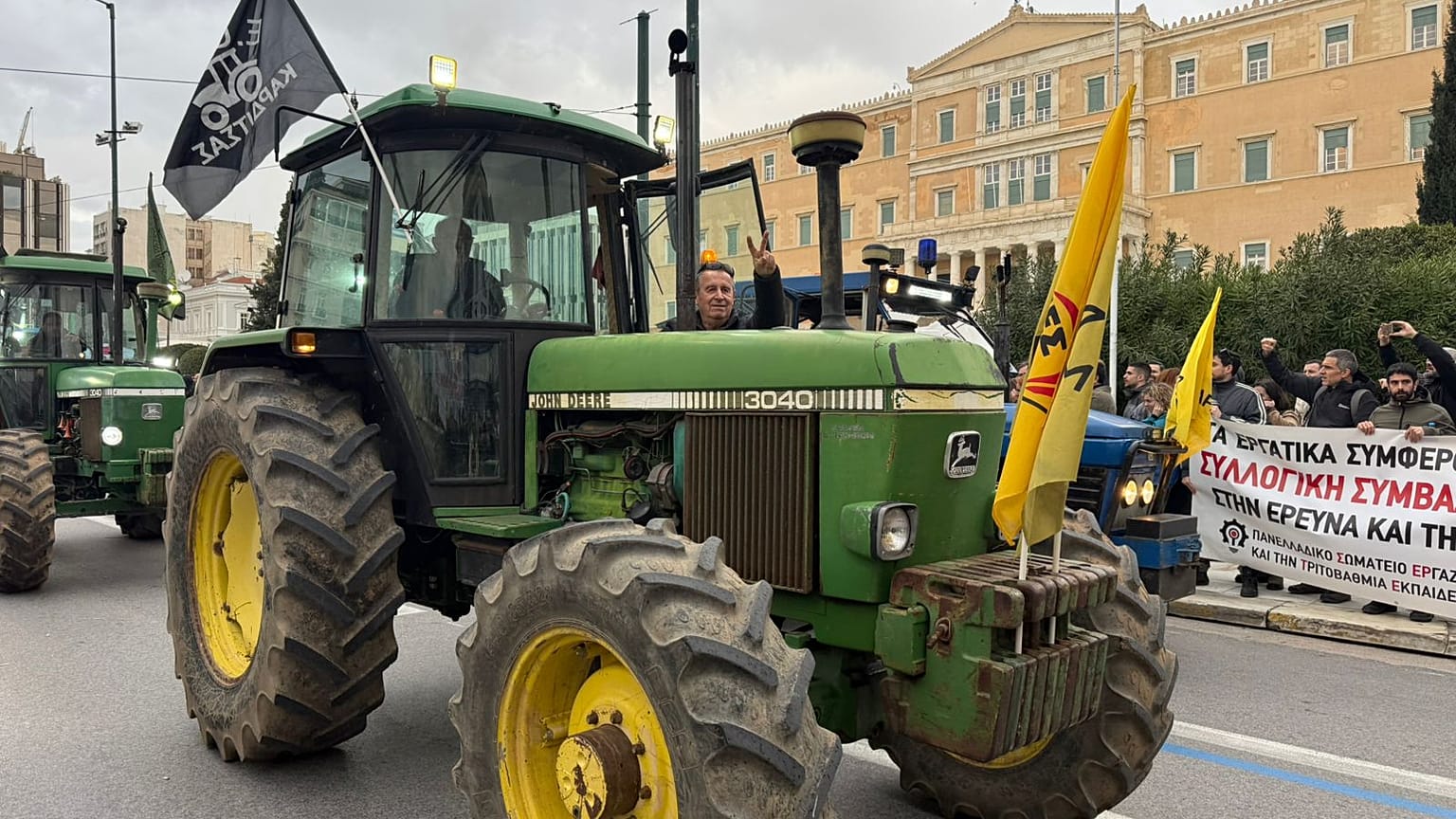 Τρακτέρ μπροστά από τον ελληνικό κοινοβούλιο