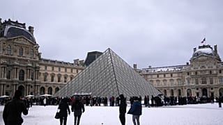 ينتظر الناس دخول متحف اللوفر بعد تساقط الثلوج، يوم الأربعاء 7 يناير 2026 في باريس. (تصوير: أسوشيتد برس / كريستوف إينا)