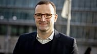 Unionsfraktionsvorsitzender Jens Spahn erklärte, das Renteneintrittsalter müsse deutlich angehoben werden, um der Demografie entgegenzuwirken.