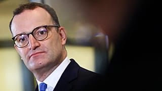 Unionsfraktionsvorsitzender Jens Spahn erklärte, das Renteneintrittsalter müsse deutlich angehoben werden, um der Demografie entgegenzuwirken.
