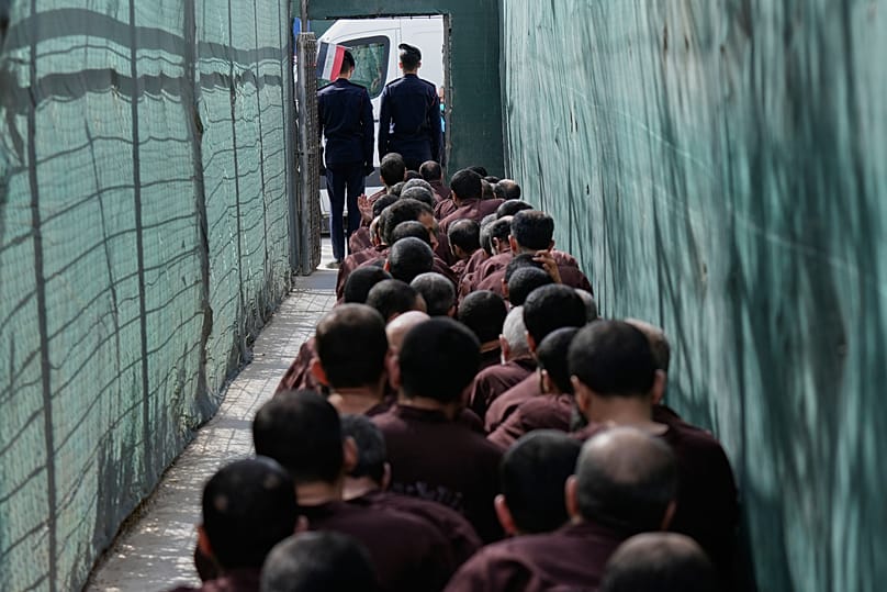 وات الأمن العراقية تقود عناصر يُشتبه بانتمائهم لتنظيم الدولة الإسلامية لاستجوابهم، بعد نقلهم من سوريا إلى العراق، في سجن الكرخ المركزي في بغداد، العراق