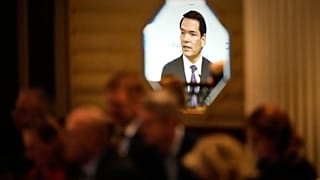 US-Außenminister Marco Rubio spiegelt sich in einem Spiegel, während er am Samstag, 14. Februar 2026, auf der Münchner Sicherheitskonferenz in München, Deutschland, spricht.