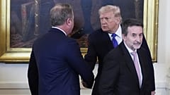 Josu Jon Imaz mira a cámara durante una reunión entre varios empresarios del sector energético y Donald Trump el pasado 9 de enero en la Casa Blanca