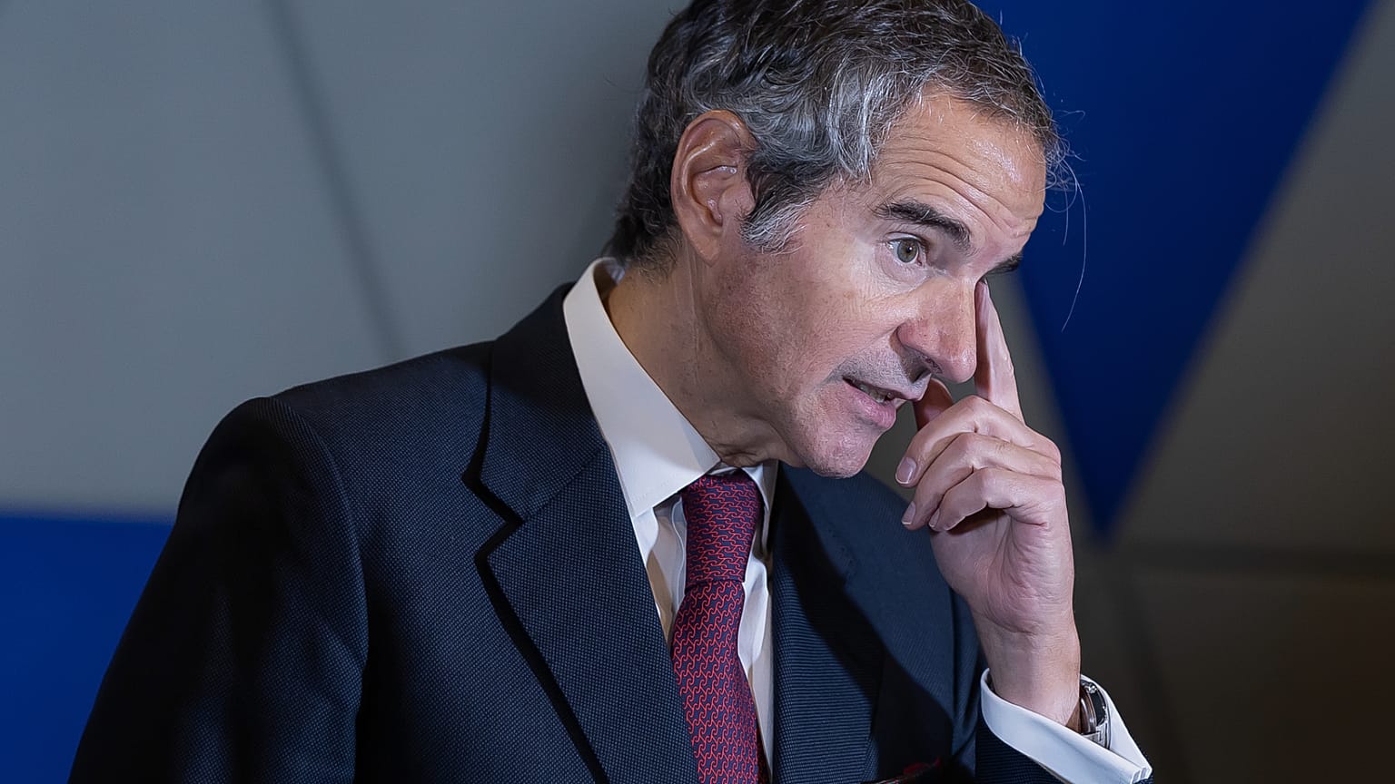 في هذه الصورة التي قدمتها مؤسسة روساتوم الحكومية للطاقة الذرية، يظهر المدير العام للوكالة الدولية للطاقة الذرية، رافائيل غروسي، في كالينينغراد، روسيا، يوم الجمعة 14 نوفمبر/تشر