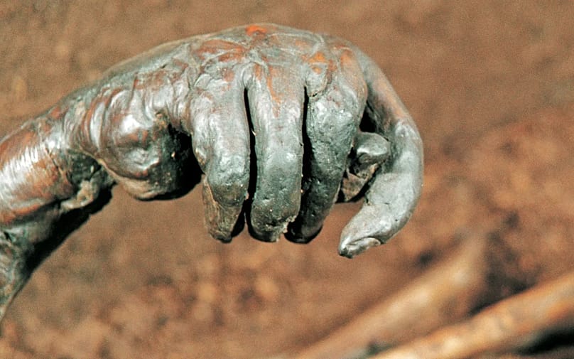 Das Kind von Windeby wurde auch bei Torfarbeiten gefunden. Ob die Geste erst bei der Ausgrabung entstanden ist, gilt als nicht endgültig geklärt.