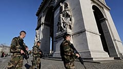 Militares junto ao Arco do Triunfo em Paris