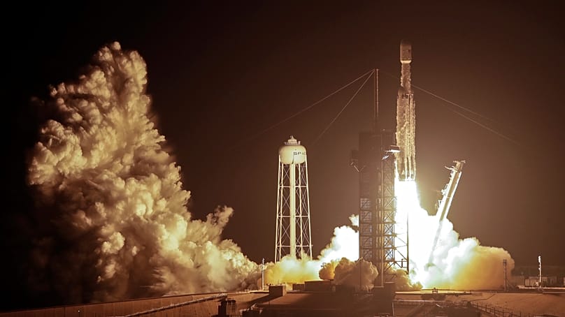 Ο πύραυλος SpaceX Falcon Heavy εκτοξεύεται νωρίς το πρωί της Τρίτης, 25 Ιουνίου 2019, από την εξέδρα 39Α στο Διαστημικό Κέντρο Κένεντι στο Ακρωτήριο Κανάβεραλ της Φλόριντα