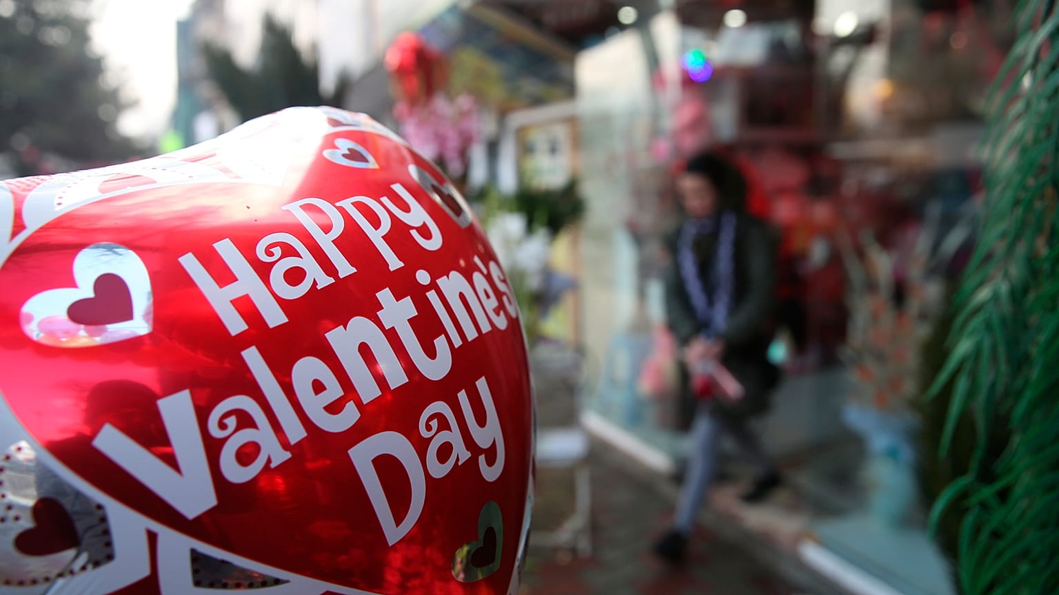 بالون عيد الحب يعلّق خارج محل زهور قبيل عيد الحب، في كابول، أفغانستان، الخميس 13 فبراير 2020. (أ ف ب/ رحمت جول)