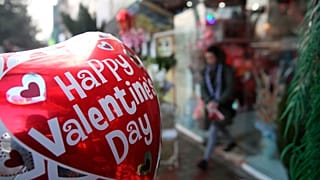 Um balão do Dia dos Namorados pendurado à porta de uma florista antes do Dia dos Namorados, em Cabul, Afeganistão, quinta-feira, 13 de fevereiro de 2020. (AFP/Rahmat Gul)