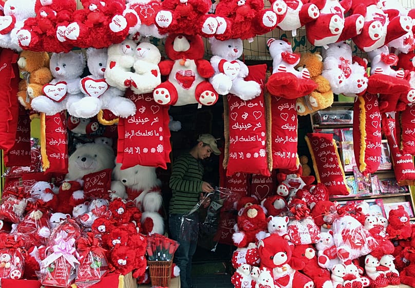 فلسطيني يقف داخل متجره المزيّن بالوسائد والدببة المحشوة بمناسبة عيد الحب، في مدينة جنين بالضفة الغربية، الاثنين 9 فبراير 2009. (أ ف ب/ محمد بالاس)