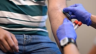 Una muestra de sangre es extraída para ser analizada en la clínica médica Pineapple Healthcare en Orlando, Florida, el martes 28 de mayo de 2024. (AP Photo/Philan)