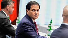 Außenminister Marco Rubio schaut während eines Treffens mit Chinas Außenminister Wang Yi in München, Deutschland, am Freitag, 13. Februar 2026, zu.