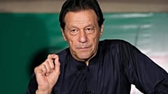صورة أرشيفية - رئيس الوزراء الباكستاني السابق عمران خان يعقد مؤتمراً صحفياً في منزله بمدينة لاهور، باكستان، في 18 مايو 2023. (صورة من وكالة أسوشيتد برس/ك.م. تشودري، أرشيفية)