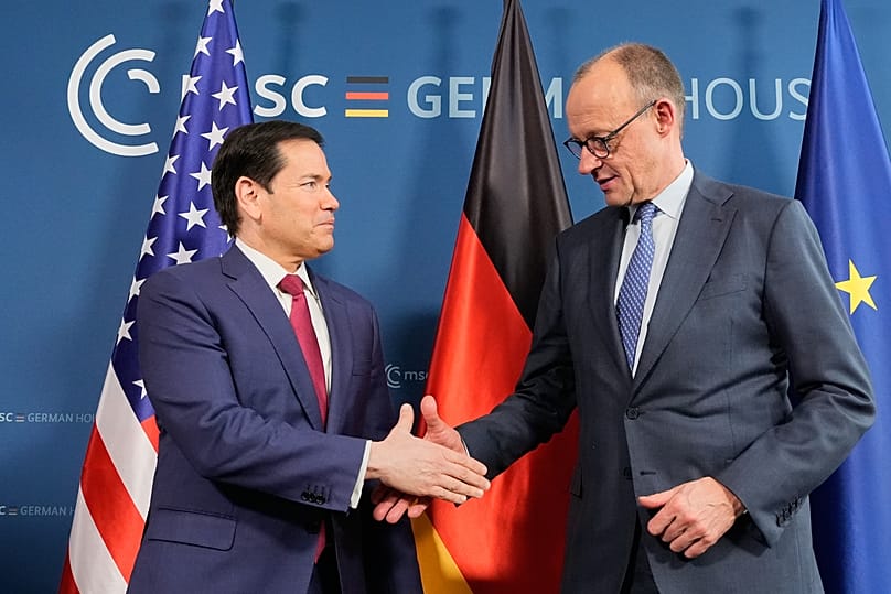 Sekretarz stanu USA Marco Rubio (po lewej) i kanclerz Niemiec Friedrich Merz uścisnęli sobie dłonie w Monachium w Niemczech, w piątek 13 lutego 2026 r.