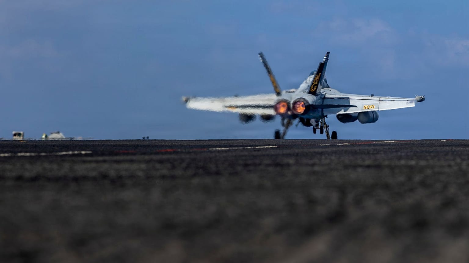 پرواز جنگنده آمریکایی از روی ناو هواپیمابر «آبراهام لینکلن»