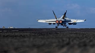 پرواز جنگنده آمریکایی از روی ناو هواپیمابر «آبراهام لینکلن»