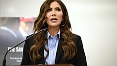 تتحدث وزيرة الأمن الداخلي كريستي نويم إلى الصحافة يوم الجمعة 13 فبراير/شباط 2026 في سكوتسديل. (تصوير: أسوشيتد برس / كايتلين أوهارا)