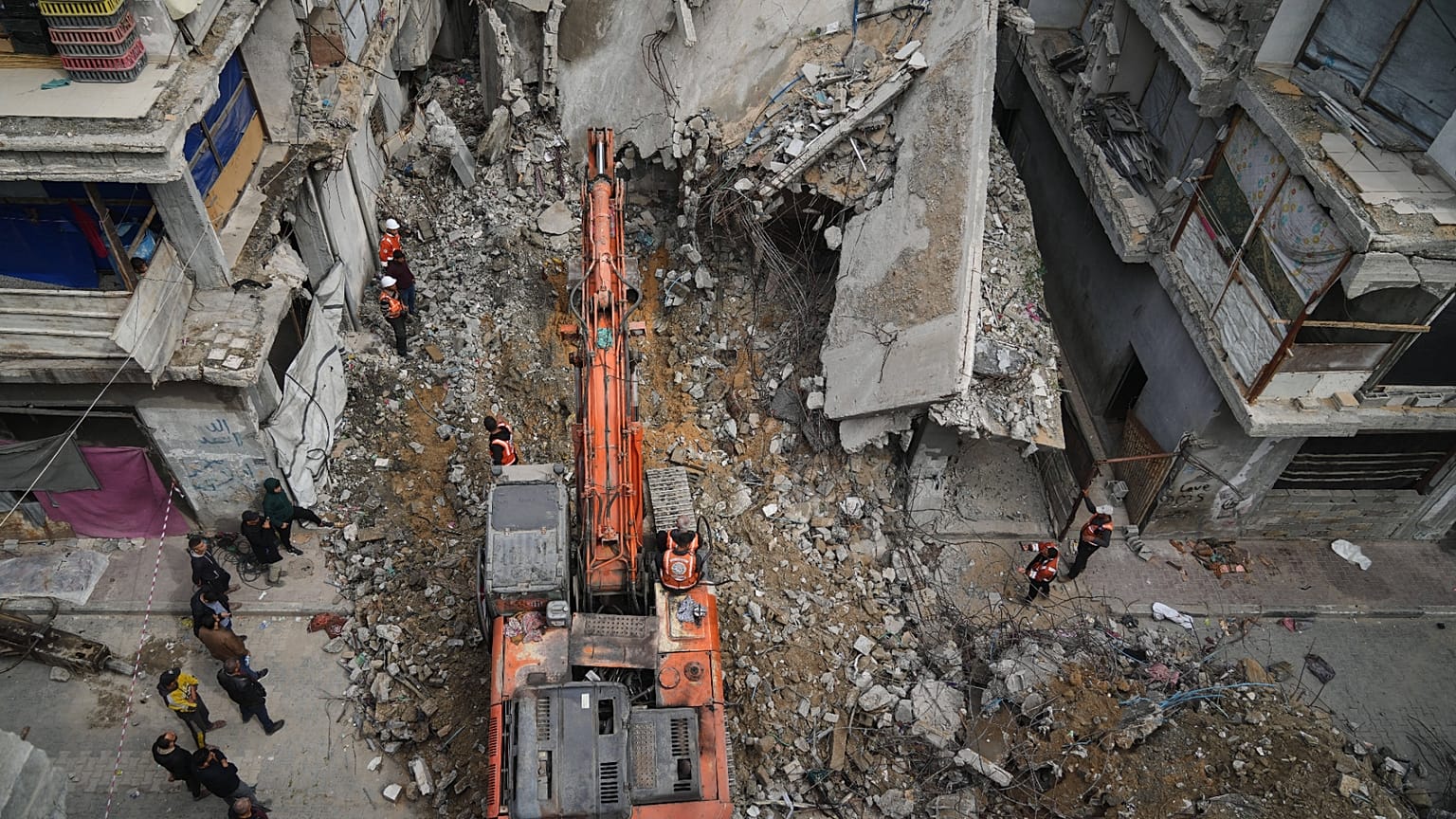 فرق الدفاع المدني في غزة تعمل على انتشال جثث أفراد عائلة أبو ندى الذين ما زالوا مدفونين تحت أنقاض منزلهم المكون من أربعة طوابق بعد تدميره جراء غارة جوية إسرائيلية