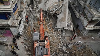 فرق الدفاع المدني في غزة تعمل على انتشال جثث أفراد عائلة أبو ندى الذين ما زالوا مدفونين تحت أنقاض منزلهم المكون من أربعة طوابق بعد تدميره جراء غارة جوية إسرائيلية