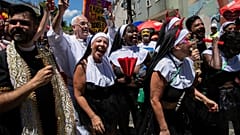 Als Priester und Nonnen verkleidete Feiernde tanzen beim Straßenfest der Carmelitas.
