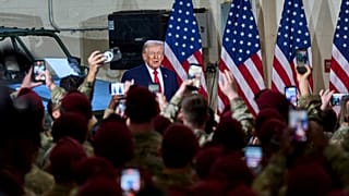 Donald Trump katonák között Fort Bragg-ben