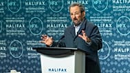 O antigo primeiro-ministro israelita Ehud Barak discursa no Fórum Internacional de Segurança de Halifax, no sábado, 22 de novembro de 2025. (Kelly Clark/The Canadian Press via AP)