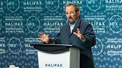 Der ehemalige israelische Premierminister Ehud Barak spricht am Samstag, 22. November 2025, auf dem Internationalen Sicherheitsforum in Halifax. (Kelly Clark/The Canadian Press via AP)