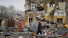 Ein Mann geht auf einem zerstörten Stadtmarkt nach einem russischen Angriff in Odesa, Ukraine, Donnerstag, 12. Februar 2026. 