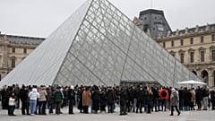 Menschen stehen am Freitag, dem 13. Februar 2026, vor dem Louvre-Museum in Paris, Frankreich, in einer Schlange.