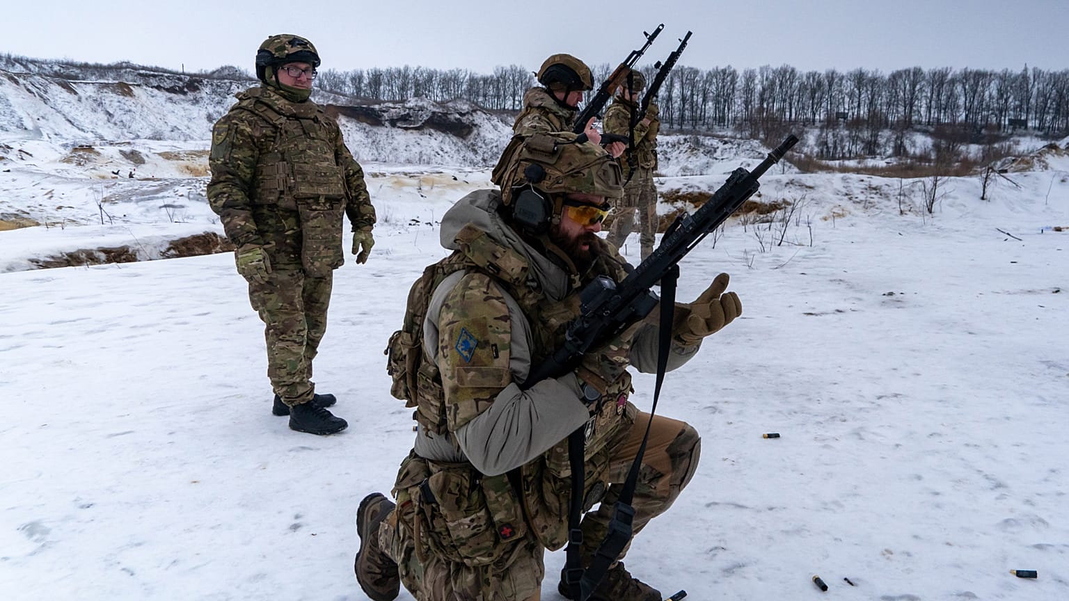 عناصر من قوات الشرطة الخاصة الأوكرانية يشاركون في تدريبات ميدانية بمنطقة خاركيف في أوكرانيا، يوم الجمعة 13 فبراير 2026. (تصوير: أندري مارينكو/أسوشيتد برس)