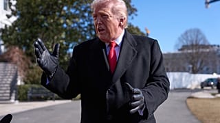 الرئيس دونالد ترامب يتحدث مع الصحفيين قبل صعوده إلى مارين وان في الحديقة الجنوبية للبيت الأبيض، يوم الجمعة 13 فبراير 2026، في واشنطن. (صورة أسوشيتد برس / إيفان فوتشي)