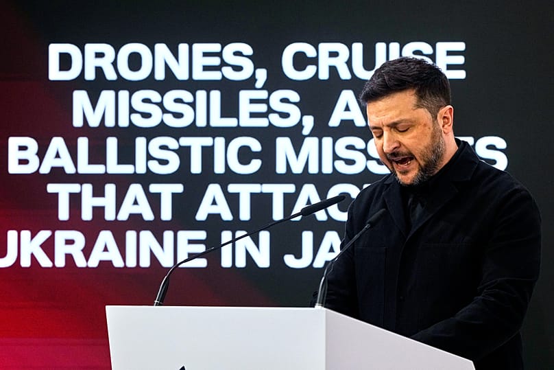 Le président ukrainien Volodymyr Zelensky s'adresse au public lors d'une session de la Conférence sur la sécurité de Munich, en Allemagne, le samedi 14 février 2026.