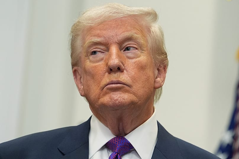 يستمع الرئيس دونالد ترامب إلى مدير وكالة حماية البيئة، لي زيلدين، يوم الخميس 12 فبراير/شباط 2026، في واشنطن.