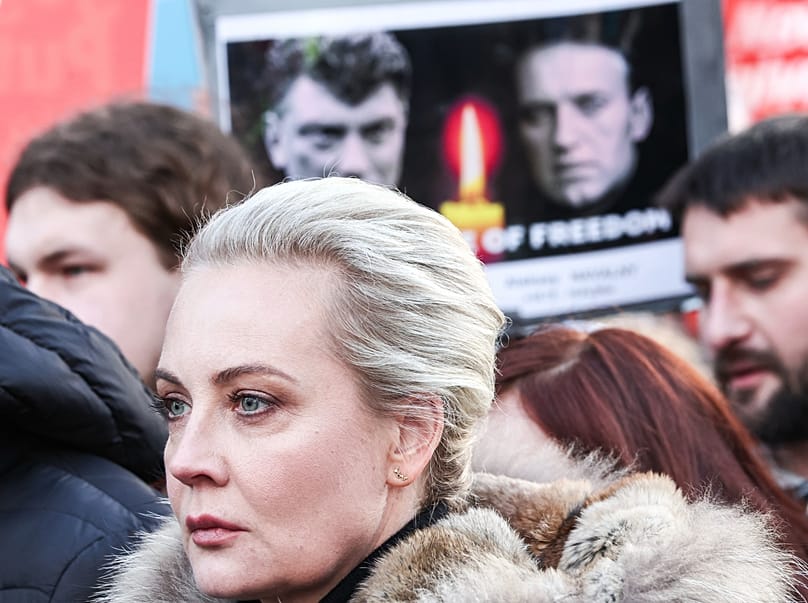 Julia Navalnaja steht während einer Anti-Putin-Demonstration in Berlin, Deutschland, am Samstag, dem 1. März 2025, vor einem Schild mit einem Bild von Alexei Navalny.