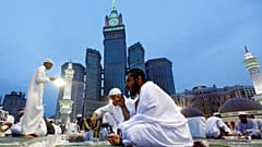 يتناول المصلون وجبة الإفطار في المسجد الحرام بمكة المكرمة، يوم الأربعاء 10 يوليو/تموز 2013. 