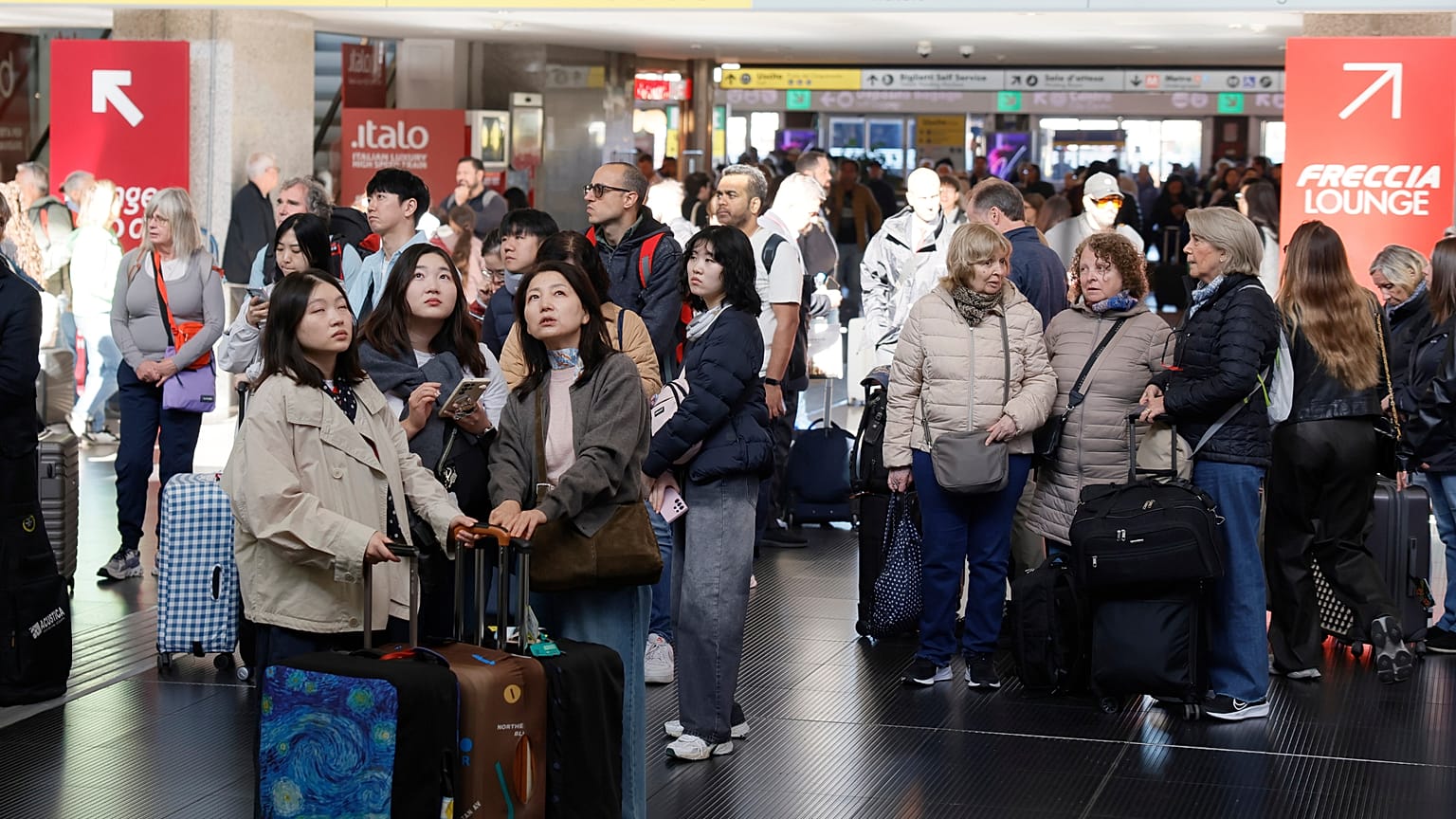Passeggeri fermi a Roma Termini, immagine d'archivio