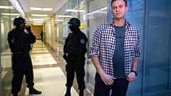 Ο ηγέτης της ρωσικής αντιπολίτευσης Αλεξέι Ναβάλνι απευθύνεται στα μέσα ενημέρωσης έξω από τα γραφεία του Ιδρύματος κατά της Διαφθοράς στη Μόσχα, Ρωσία, 26.12.2019
