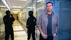 El líder opositor ruso Alexei Navalni se dirige a los medios frente a la oficina de la Fundación Anticorrupción en Moscú, Rusia, 26.12.2019