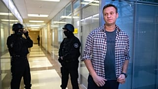 El líder opositor ruso Alexei Navalni se dirige a los medios frente a la oficina de la Fundación Anticorrupción en Moscú, Rusia, 26.12.2019