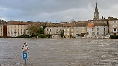 Vue sur la Vienne à Confolens alors que de graves inondations frappent l'ouest de la France sous l'effet de la tempête Nils, jeudi 12 février 2026. 