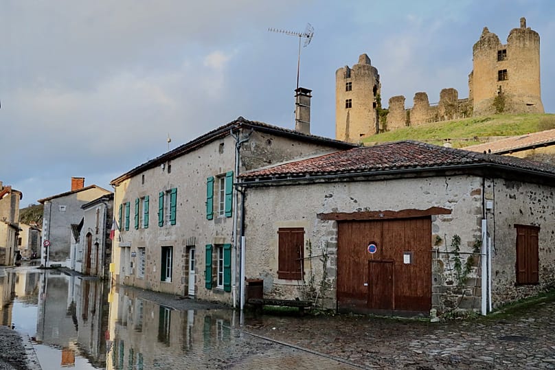 De l'eau stagne dans une rue inondée à Saint-Germain-de-Confolens, dans l'ouest de la France, lors de la tempête Nils, le jeudi 12 février 2026.