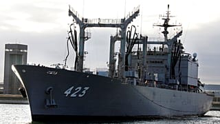 اقتربت سفينة الإمداد "توكيوا" التابعة لقوات الدفاع الذاتي البحرية اليابانية من رصيف هارومي في طوكيو يوم الجمعة 23 نوفمبر/تشرين الثاني 2007.