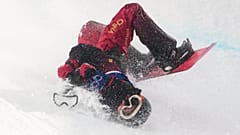 Die Chinesin Liu Jiayu stürzt am 11. Februar bei der Qualifikation für das Snowboard-Halfpipe-Rennen der Frauen bei den Olympischen Winterspielen 2026 in Livigno, Italien.
