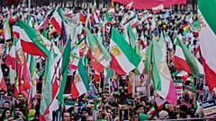 Anhänger des im Exil lebenden iranischen Kronprinzen Reza Pahlavi nehmen an einer Demonstration während der Münchner Sicherheitskonferenz in München, Deutschland, am Samstag, 14. Februar 2026, teil.