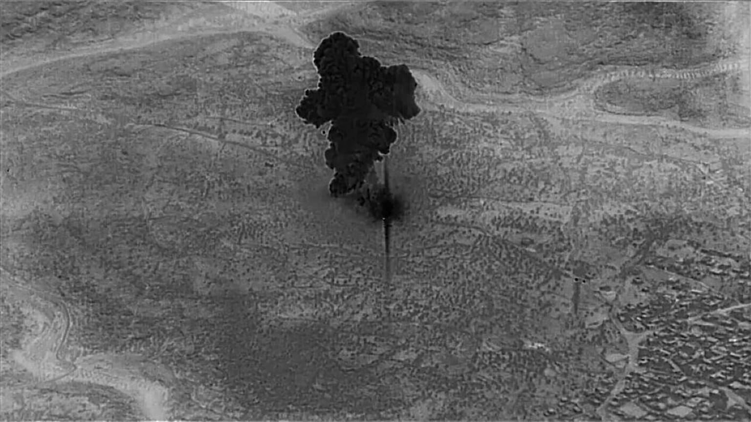 تُظهر هذه الصورة، التي التُقطت في 26 أكتوبر/تشرين الأول 2019،غارة على مُجمّع زعيم تنظيم الدولة الإسلامية، أبو بكر البغدادي.