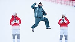 O brasileiro Lucas Pinheiro Braathen, ao centro, comemora a conquista da medalha de ouro no esqui alpino