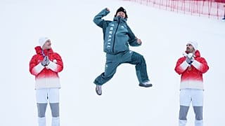 Бразилец Лукас Пиньейро Бротен празднует завоевание золотой медали в соревнованиях по горным лыжам