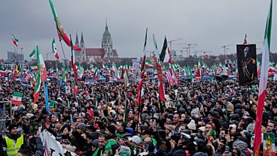 Des partisans du prince héritier iranien en exil, Reza Pahlavi, participent à une manifestation lors de la Conférence de Munich sur la sécurité à Munich, en Allemagne.